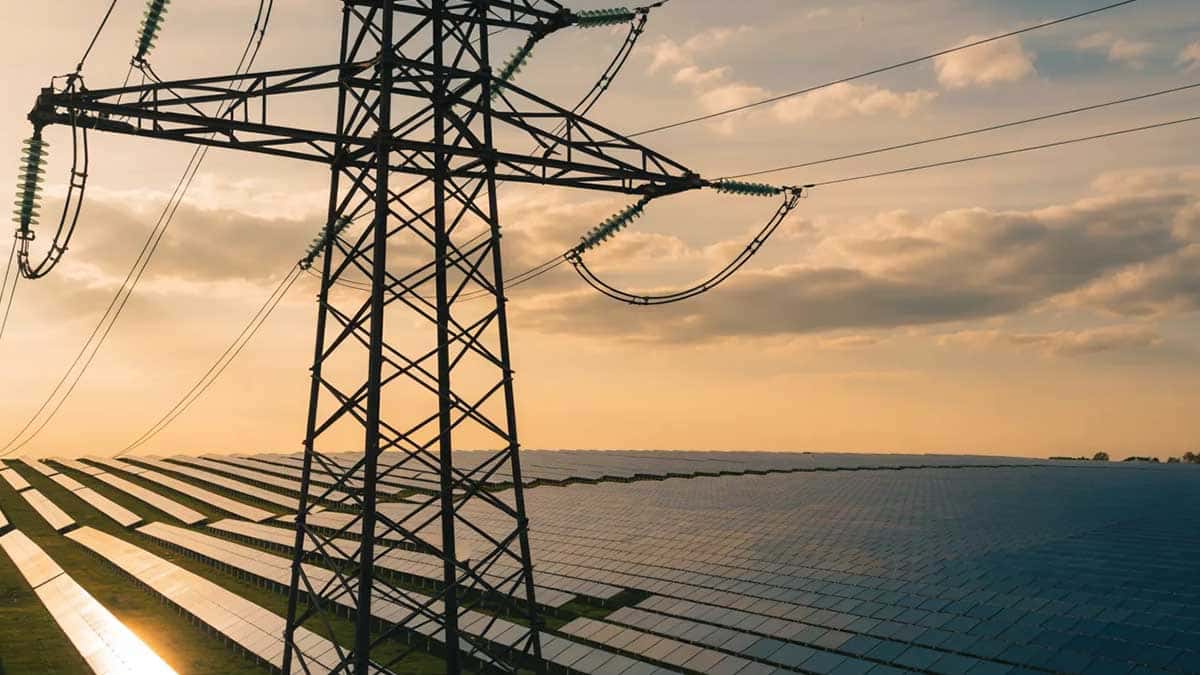 Ligne électrique haute tension et panneaux solaires